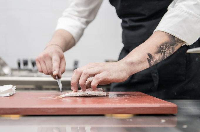 Le mani di Paolo Romano al lavoro