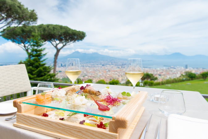 Variazioni di crudo sul tavolo della terrazza panoramica