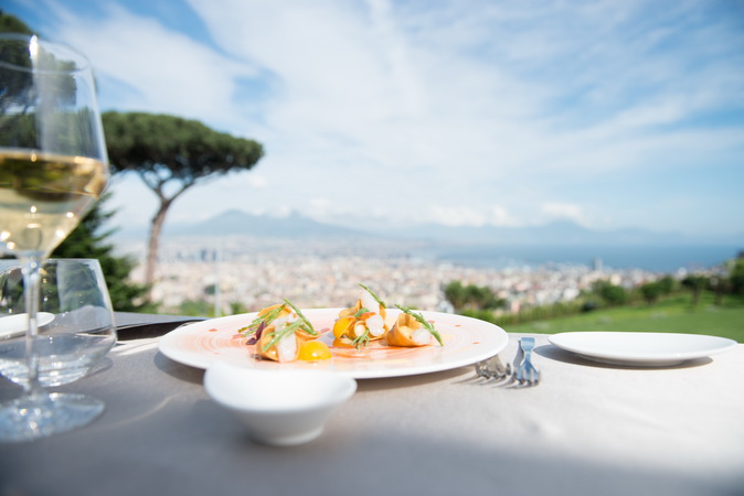 Ravioli di grano arso sul tavolo della terrazza panoramica