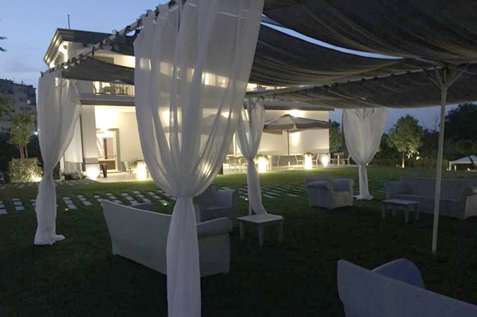Foto notturna dell'edificio della Villa illuminata
