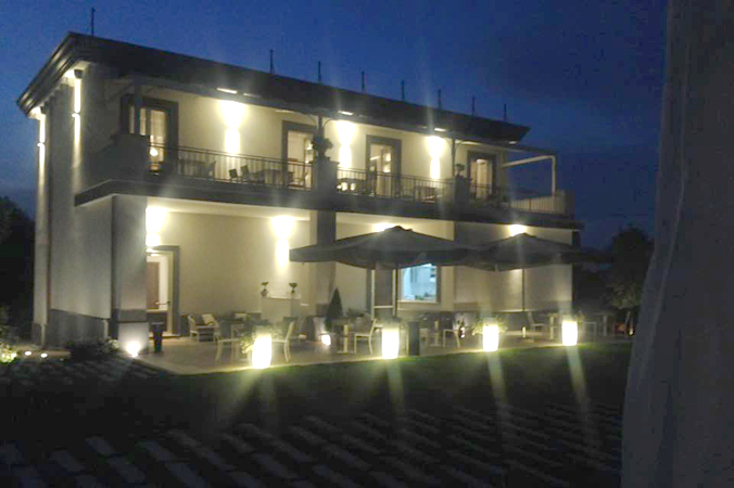 Foto notturna dell'edificio della Villa illuminata