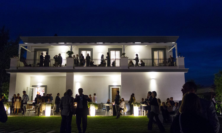 Una foto notturna della Villa illuminata