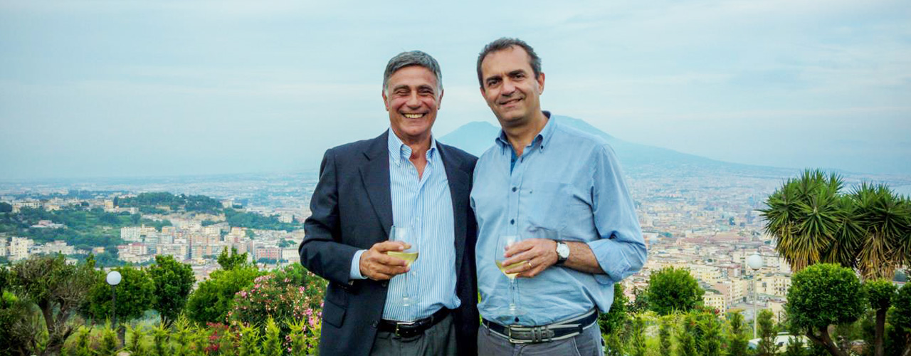 Il brindisi inaugurale con il sindaco di Napoli De Magistris