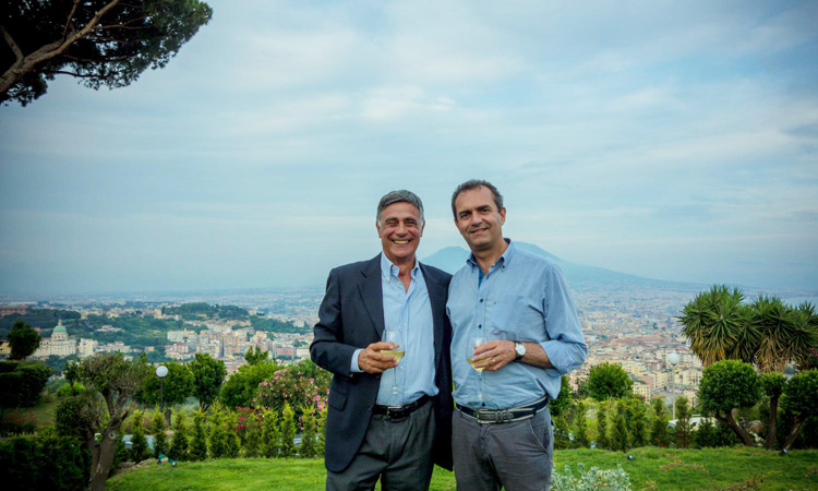 Il brindisi inaugurale tra il sindaco di Napoli De Magistris e Pietro Casciaro